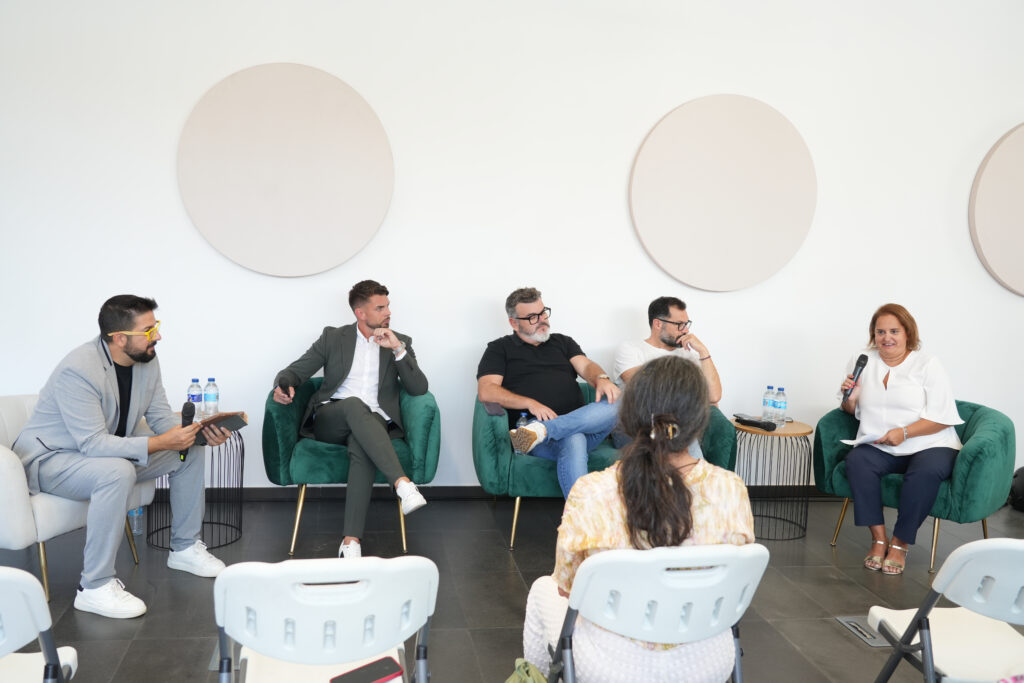 QUIM ESPINOSA RICART JORNADA BUSCANDO EL NORTE Alexis Amaya (Dormitorum), Carmen Padilla (Cámara de Comercio), entre otros. Modera: Jota y Punto.